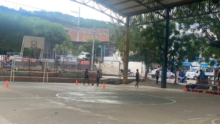 A cualquier hora del día se pueden apreciar a los equipos deportivos practicando en las canchas del barrio.