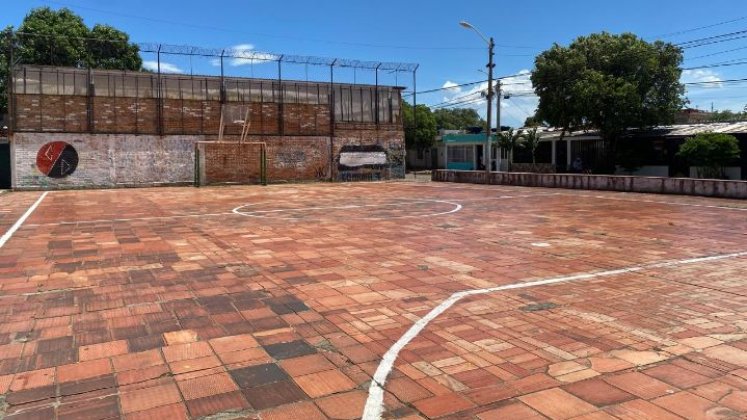 La única cancha con la que cuenta el barrio se encuentra en pésimas condiciones. 