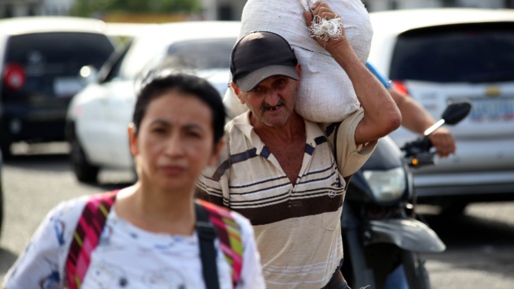 El paso de las personas con algunas mercancias era normal este jueves. 