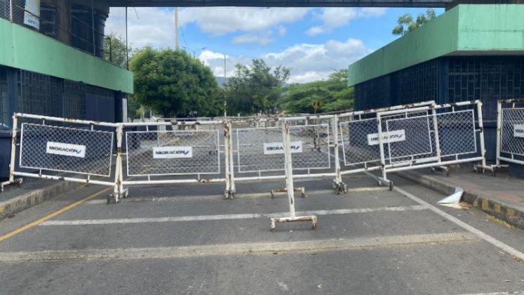 El puente internacional Simón Bolívar estaba completamente rodeado de vallas. No había paso para nadie y no se alcanzaba a ver hacia el lado venezolano. 