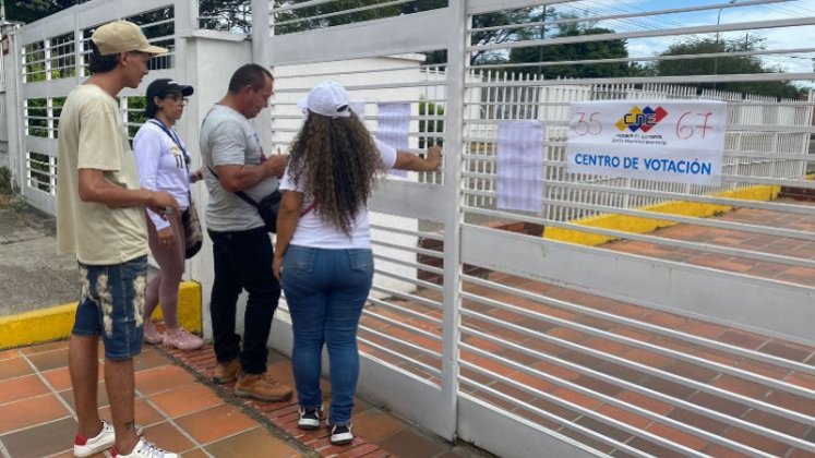 En el Consulado de Venezuela en Cúcuta, los venezolanos madrugaron a votar. En la entrada del punto, se encontraba el listado de quienes estaban habilitados con su número de cédula.  