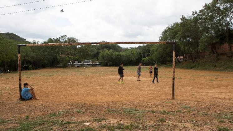 En las noches, la cancha de fútbol deja de ser un escenario deportivo y se convierte en foco de inseguridad. 