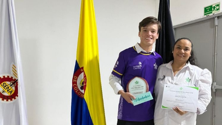 Nicolás y su instructora Larisa Parra, a quien agradece el éxito en las competencias. 