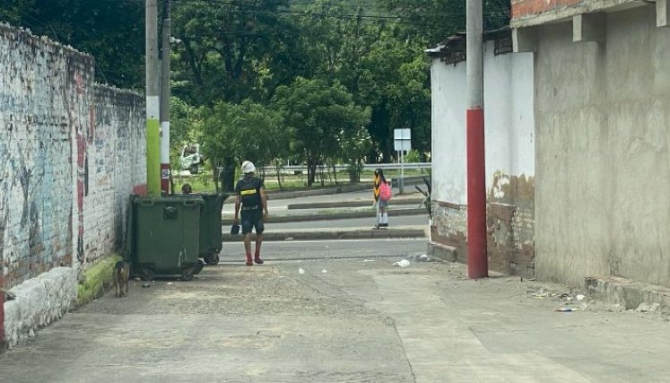 Es frecuente ver a las personas en indigencia merodeando por las calles del barrio. 