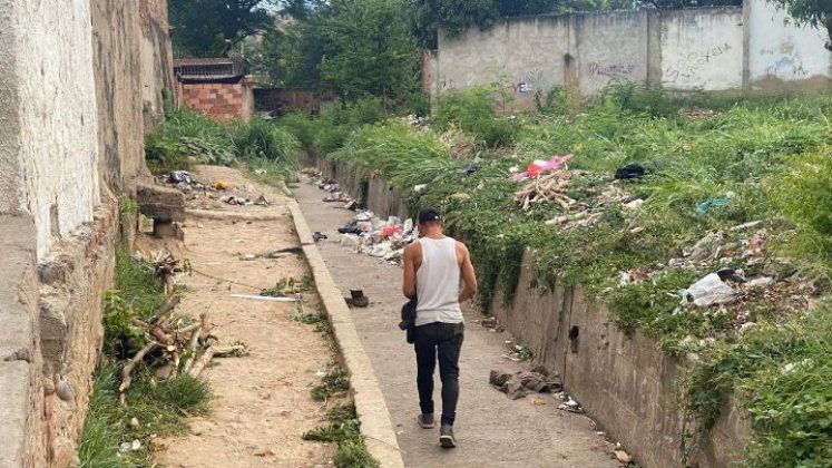 El pequeño canal de aguas lluvias fue tomado por los habitantes de calle, quienes lo convirtieron en zona para consumo de drogas.