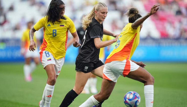 El equipo colombiano luce mejor que su rival, Linda Caicedo ha tenido buena primera parte.