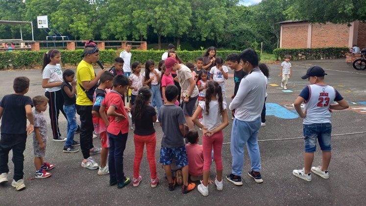 Trabajo con niños en Carpa para la paz