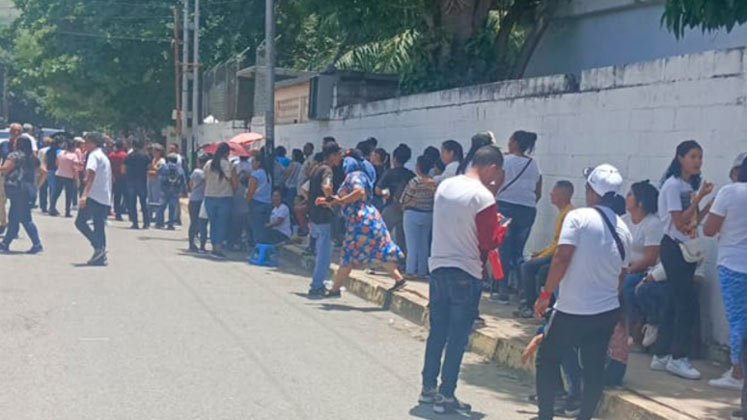 La ciudadanía acudió a la jornada de manera masiva y piden a los gritos que les permitan ejercer su derecho al voto.