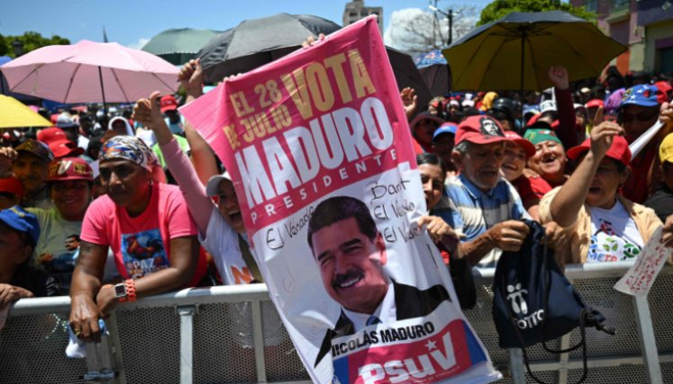 Cientos de votantes apoyan la reelección a la presidencia de Nicolás Maduro. / Foto AFP