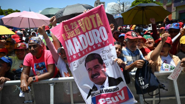 Cientos de votantes apoyan la reelección a la presidencia de Nicolás Maduro. / Foto AFP