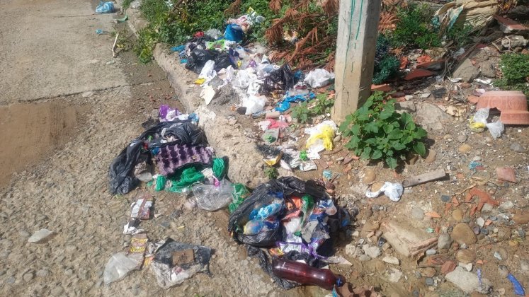 Las basuras tiradas en las calles son frecuentes en María Paz. 