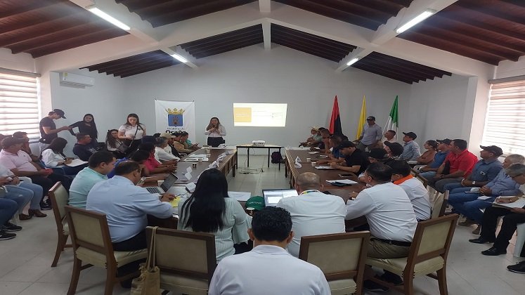 En mesas de trabajo revisan acuerdos para salvaguardar la cebolla ocañera en tiempo de cosecha./Fotos: Javier Sarabia/ La Opinión