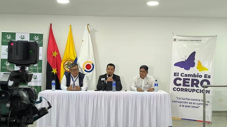 El secretario de Transparencia de la Presidencia, Andrés Idárraga (centro) presentó ayer, en Cúcuta, la alianza ‘PazConT’, junto con los contralores Jimmy Cárdenas y César Lindarte./ Foto La Opinión