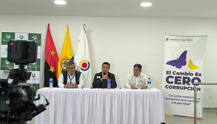 El secretario de Transparencia de la Presidencia, Andrés Idárraga (centro) presentó ayer, en Cúcuta, la alianza ‘PazConT’, junto con los contralores Jimmy Cárdenas y César Lindarte./ Foto La Opinión