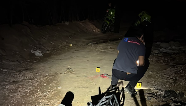 Las motocicletas quedaron abandonadas en el lugar de los hechos.