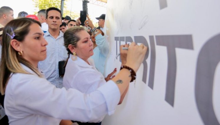 La Gestora Social del departamento, Cecilia Soler, estampando su firma en el mensaje de paz enviado al Gobierno Nacional/Foto cortesía