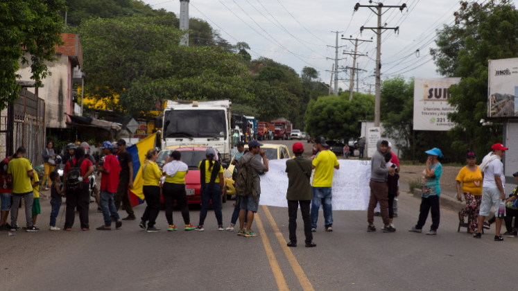 Kilométricas filas de vehiculos se formaron por el bloqueo de la vía.