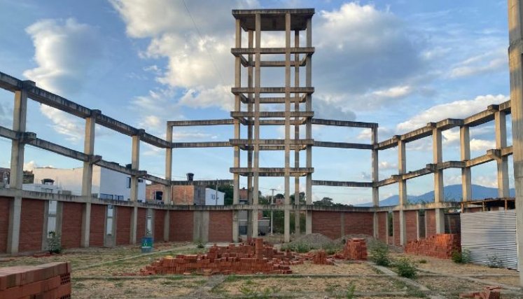 En el barrio falta una iglesia Católica, por eso la comunidad está a la espera de que la construyan.