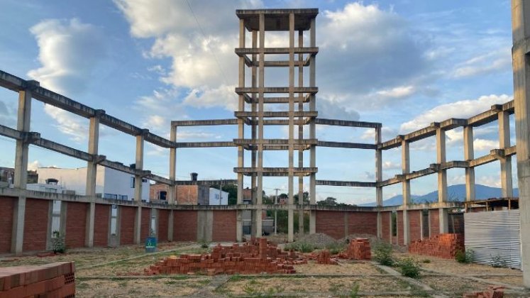 En el barrio falta una iglesia Católica, por eso la comunidad está a la espera de que la construyan.