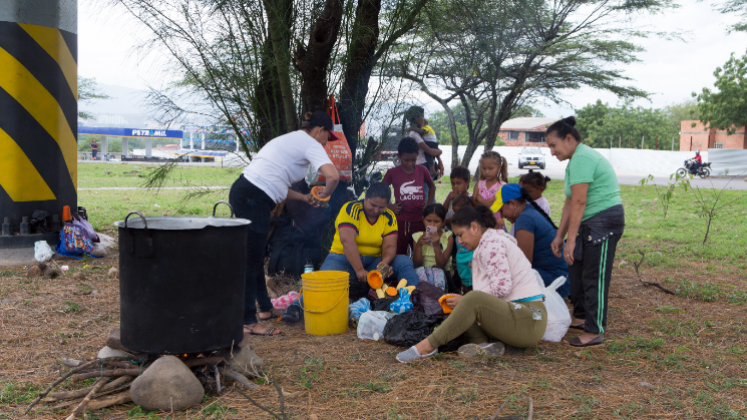 En medio de la protesta, habitantes del Tunal hicieron sancocho comunitario. 