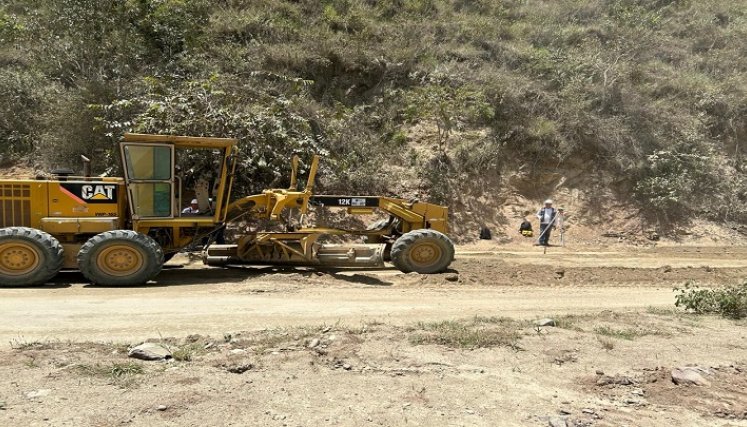 Se adelanta la pavimentación de los accesos a los puentes metálicos provisionales en el sector El Tarrita./ Foto cortesía: La Opinión.
