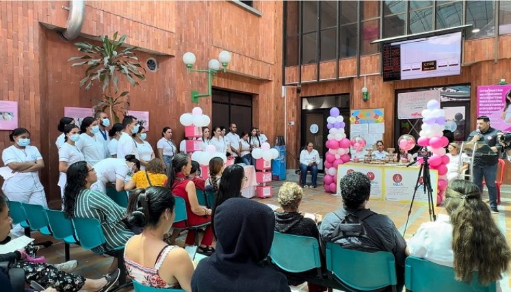 Madres gestantes recibieron bonos de productos saludables para el sano crecimiento de los recién nacidos./ Foto cortesía: La Opinión.