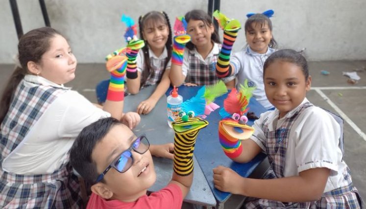 Los niños fabrican sus propios títeres. 