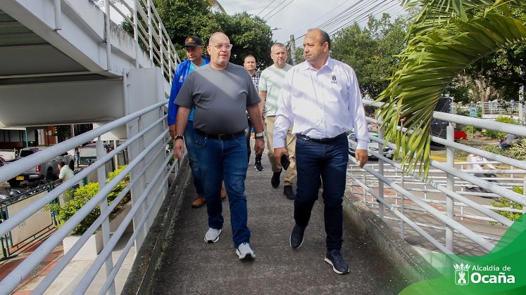 Los funcionarios del Instituto Nacional de Vías hacen el recorrido para la recuperación de espacios peatonales./ Foto: Cortesía