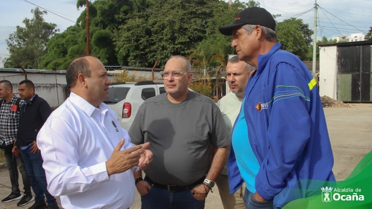 Los funcionarios del Instituto Nacional de Vías hacen el recorrido para la recuperación de espacios peatonales./ Foto: Cortesía