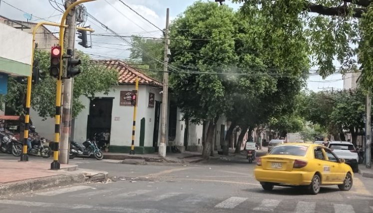 Hasta los carros de servicio público se pasan por la faja el semáforo./Foto Orlando Carvajal/La Opinión