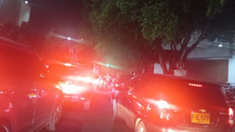 La avenida cero estuvo completamente bloqueada la noche del miércoles./Foto La Opinión