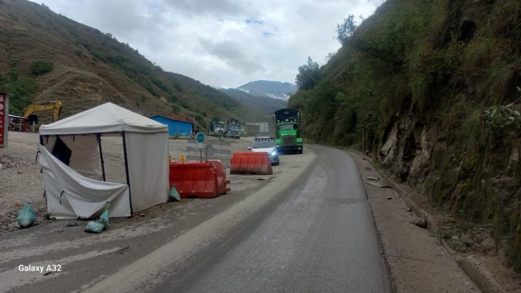 Se adelanta la pavimentación de los accesos a los puentes metálicos provisionales en el sector El Tarrita./ Foto cortesía: La Opinión.