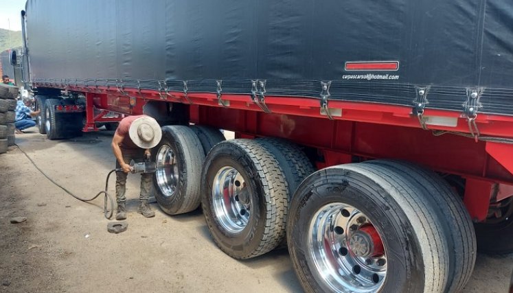 Los transportadores también señalaron que los costos operacionales, repuestos, lubricantes, llantas y otros elementos esenciales para el transporte de carga son insostenibles./ Foto: Cortesía / La Opinión