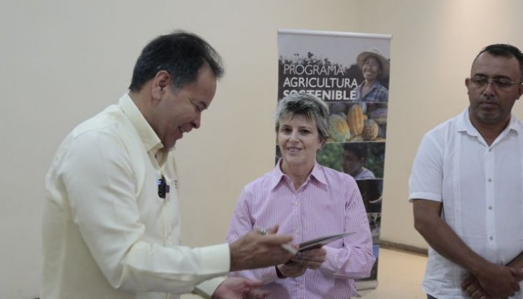 El Gobernador William Villamizar Laguado y la representante de Usaid,  Melani Schultz, durante la firma de la alianza para ayudar a cebolleros de El Carmen./Foto cortesía