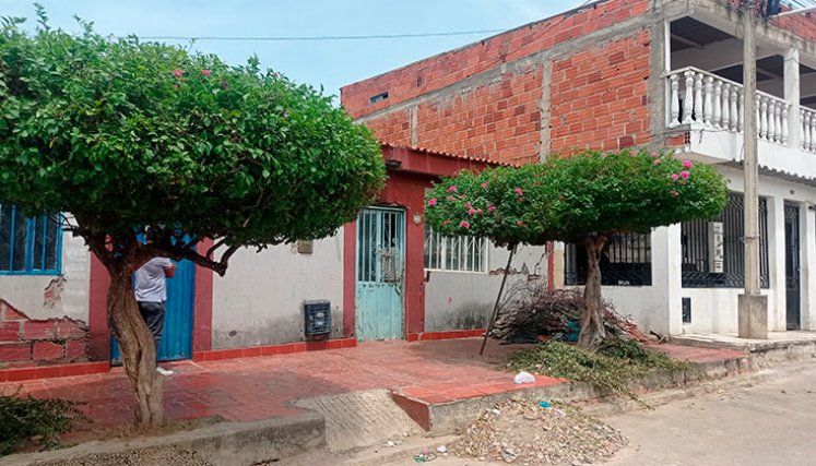 Al notar que uno de los sujetos desfundó un arma de fuego, la víctima salió corriendo hacia el interior de su casa.