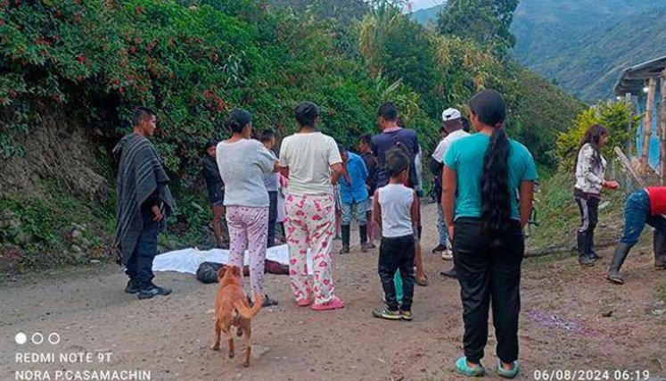 Las clases de los niños indígenas tuvieron que ser suspendidas y las autoridades ancestrales pidieron a la comunidad mantenerse refugiada ante la confrontación.