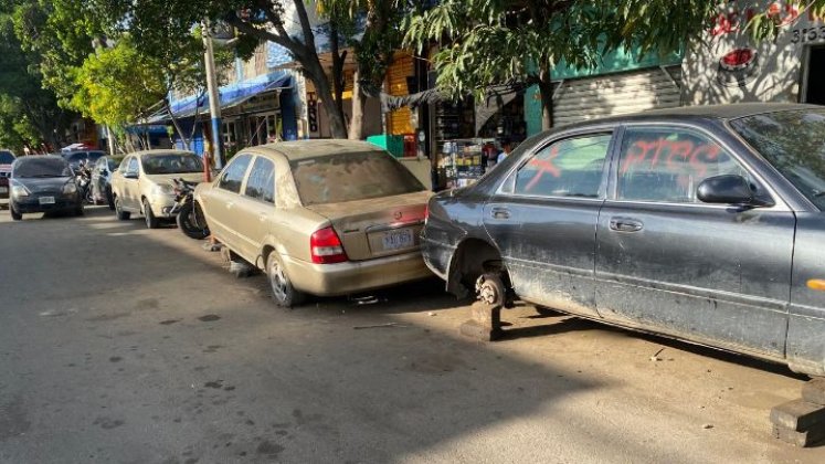 Los desguaces de carros se producen durante el día en plena vía pública/Foto Nicolás Mojica/La opinión