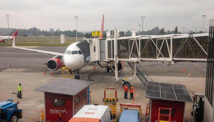 Varios aeropuertos enfrentan suspensiones en el suministro, dejando a las aerolíneas sin opciones y afectando a miles de pasajeros.