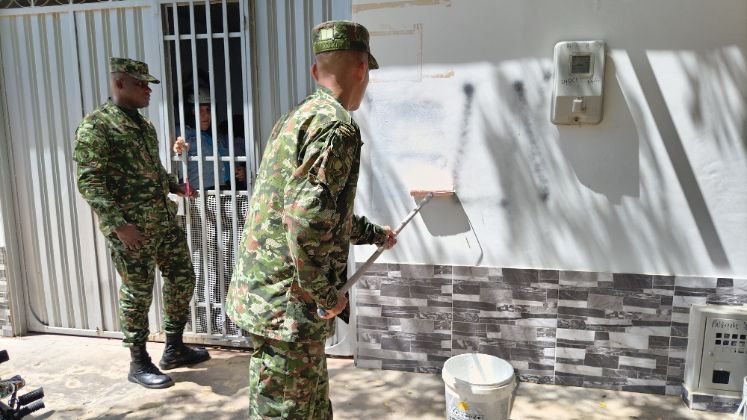 Uniformados del ejército realizan labores de limpieza en barrios de occidente de Cúcuta/Foto cortesía