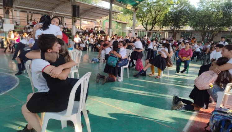 Padres e  hijos comparten un momento de escucha y perdón para así buscar la reconciliación familiar./ Foto Cortesía