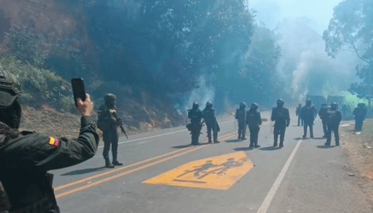 Un artefacto explosivo fue detonado en la vía Panamericana, mientras la Fuerza Pública intervenía en los bloqueos por parte de comunidades indígenas.