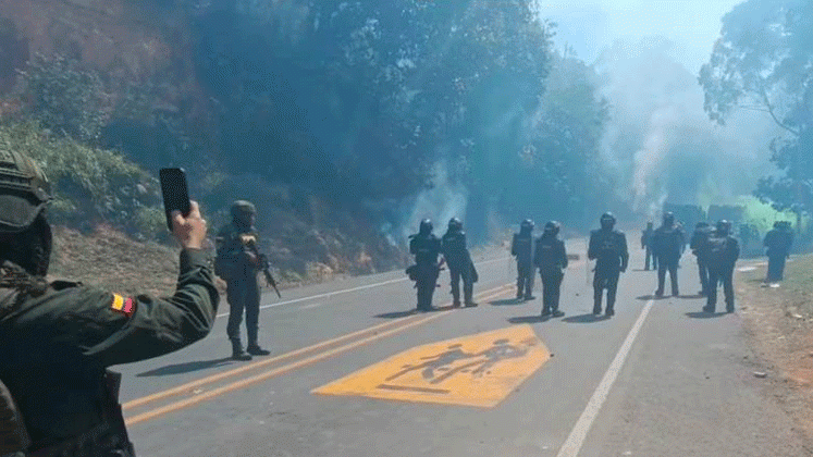 Un artefacto explosivo fue detonado en la vía Panamericana, mientras la Fuerza Pública intervenía en los bloqueos por parte de comunidades indígenas.