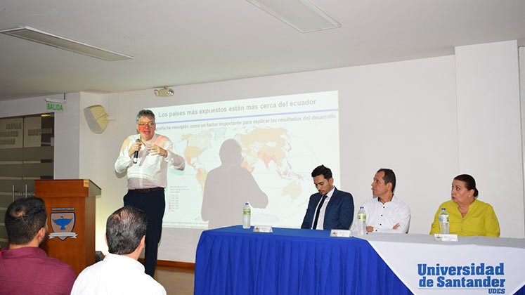 El exministro de Hacienda y de Minas y Energía, Mauricio Cárdenas, ofreció en Cúcuta la conferencia ‘Transición energética y descarbonización’./ Foto Cortesía