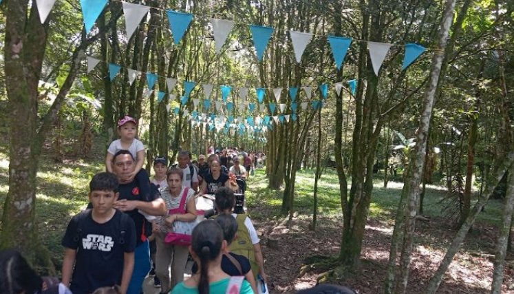 Decenas de fieles transitan por el sendero ecológico rumbo al santuario de la virgen/Foto Orlando Carvajal/La Opinión