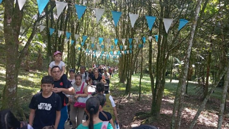 Decenas de fieles transitan por el sendero ecológico rumbo al santuario de la virgen/Foto Orlando Carvajal/La Opinión