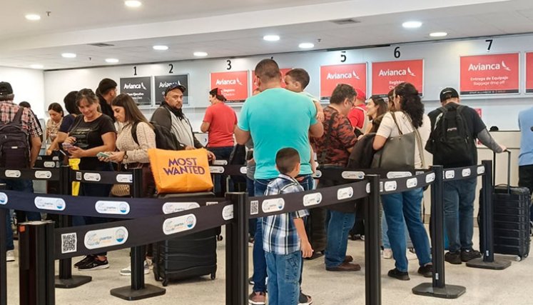 Algunos pasajeros pudieron viajar ayer sin problema, pero a otros les reprogramaron sus vuelos, lo que generó molestia./ Foto La Opinión