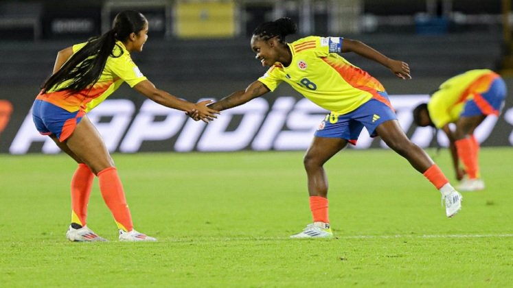 Linda Caicedo (derecha) liderará  el ataque de Colombia frente a las camerunesas.