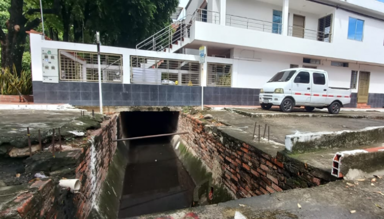 Múltiples accidentes se han registrado en este canal de aguas lluvia del barrio Los Próceres.