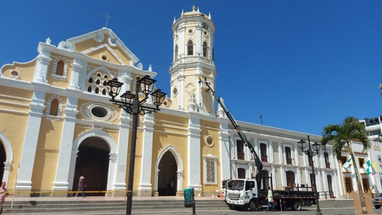 El nuevo obispo católico de Ocaña, monseñor Orlando Olave Villanova, arriba este viernes./ Foto: Cortesía