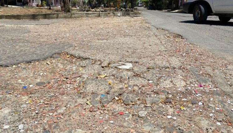 La capa asfáltica de La Concordia se encuentra en deterioro. / Foto: Nicolás Mojica.